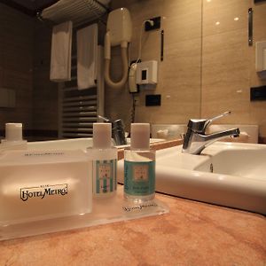 Benachbartes Zimmer mit Kingsize-Bett